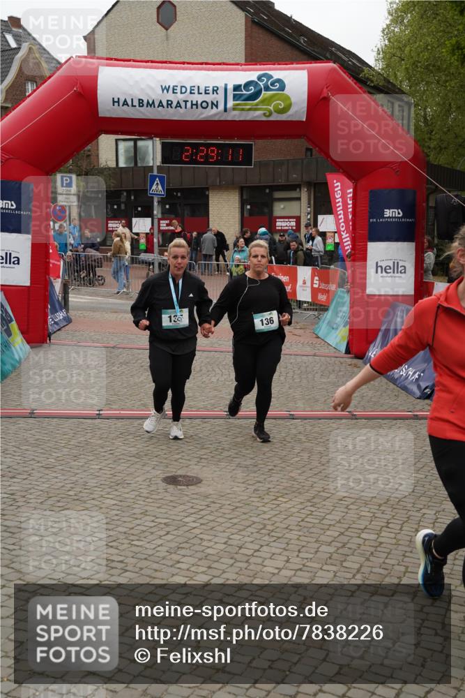 04.05.2025 - 8. Wedeler Halbmarathon Felixshl http://msf.ph/oto/7838226 04.05.2025 12:29:09 Ziel 136, 137 meine-sportfotos.de