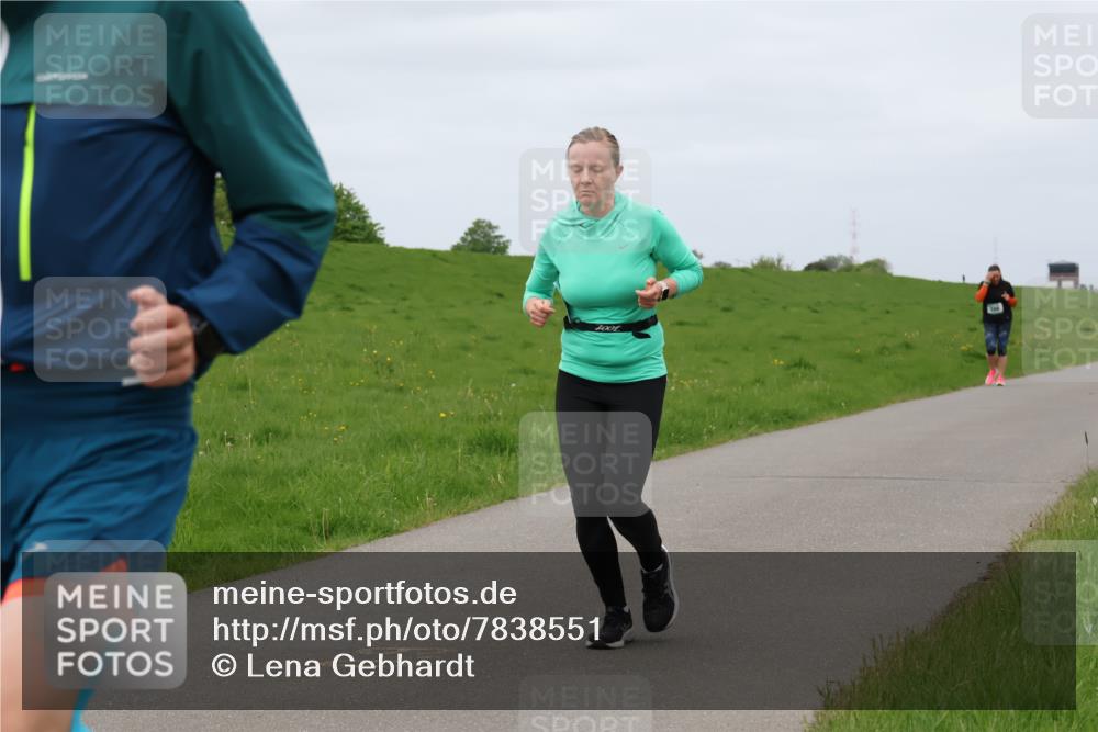 04.05.2025 - 8. Wedeler Halbmarathon Lena Gebhardt http://msf.ph/oto/7838551 04.05.2025 11:37:35 Laufen 4001 meine-sportfotos.de