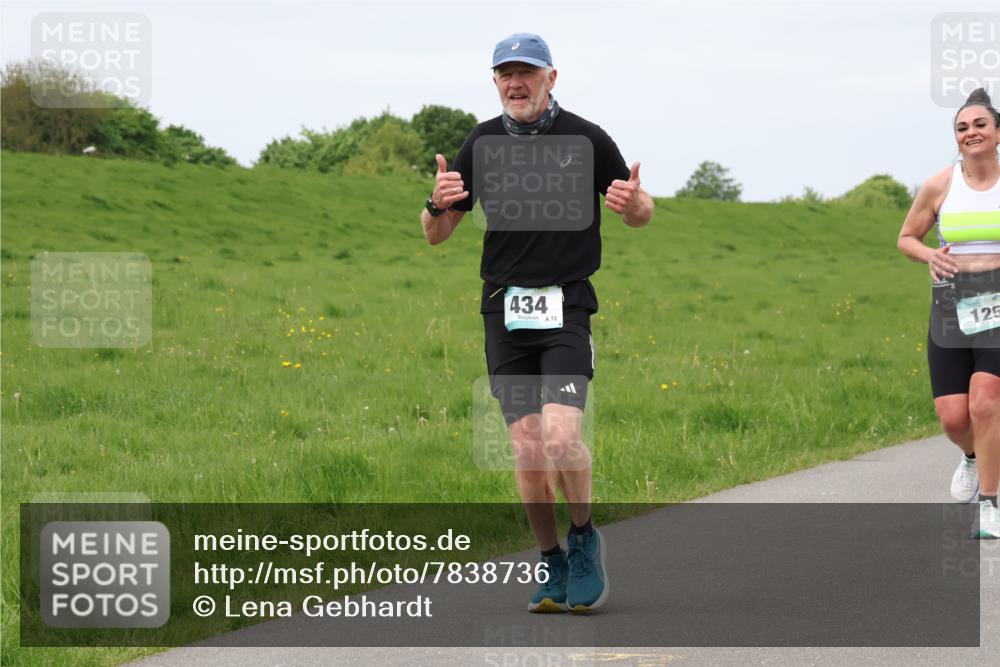 04.05.2025 - 8. Wedeler Halbmarathon Lena Gebhardt http://msf.ph/oto/7838736 04.05.2025 11:38:27 Laufen 434, 72, 125 meine-sportfotos.de