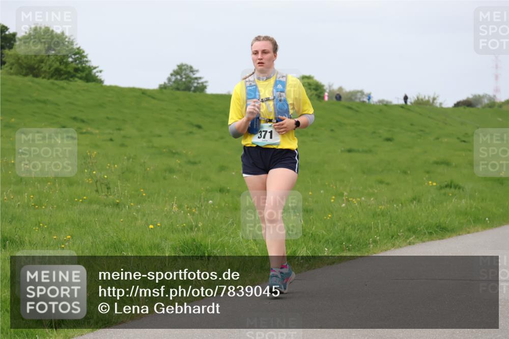 04.05.2025 - 8. Wedeler Halbmarathon Lena Gebhardt http://msf.ph/oto/7839045 04.05.2025 11:40:14 Laufen 371 meine-sportfotos.de