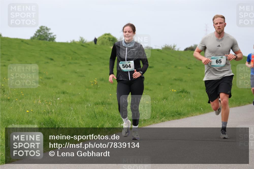 04.05.2025 - 8. Wedeler Halbmarathon Lena Gebhardt http://msf.ph/oto/7839134 04.05.2025 11:41:06 Laufen 504, 65 meine-sportfotos.de