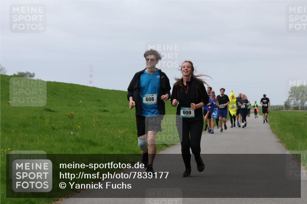 04.05.2025 - 8. Wedeler Halbmarathon Yannick Fuchs http://msf.ph/oto/7839177 04.05.2025 12:04:22 Laufen 608, 609 meine-sportfotos.de