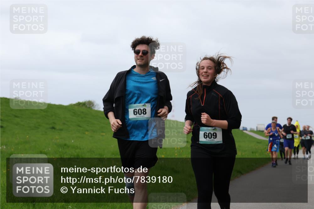 04.05.2025 - 8. Wedeler Halbmarathon Yannick Fuchs http://msf.ph/oto/7839180 04.05.2025 12:04:24 Laufen 608, 609 meine-sportfotos.de