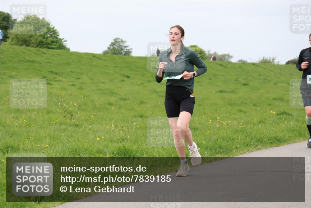 04.05.2025 - 8. Wedeler Halbmarathon Lena Gebhardt http://msf.ph/oto/7839185 04.05.2025 11:41:16 Laufen 8 meine-sportfotos.de