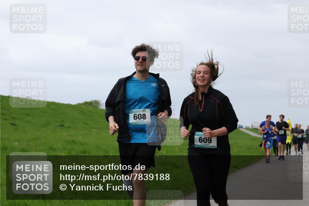 04.05.2025 - 8. Wedeler Halbmarathon Yannick Fuchs http://msf.ph/oto/7839188 04.05.2025 12:04:25 Laufen 608, 609 meine-sportfotos.de
