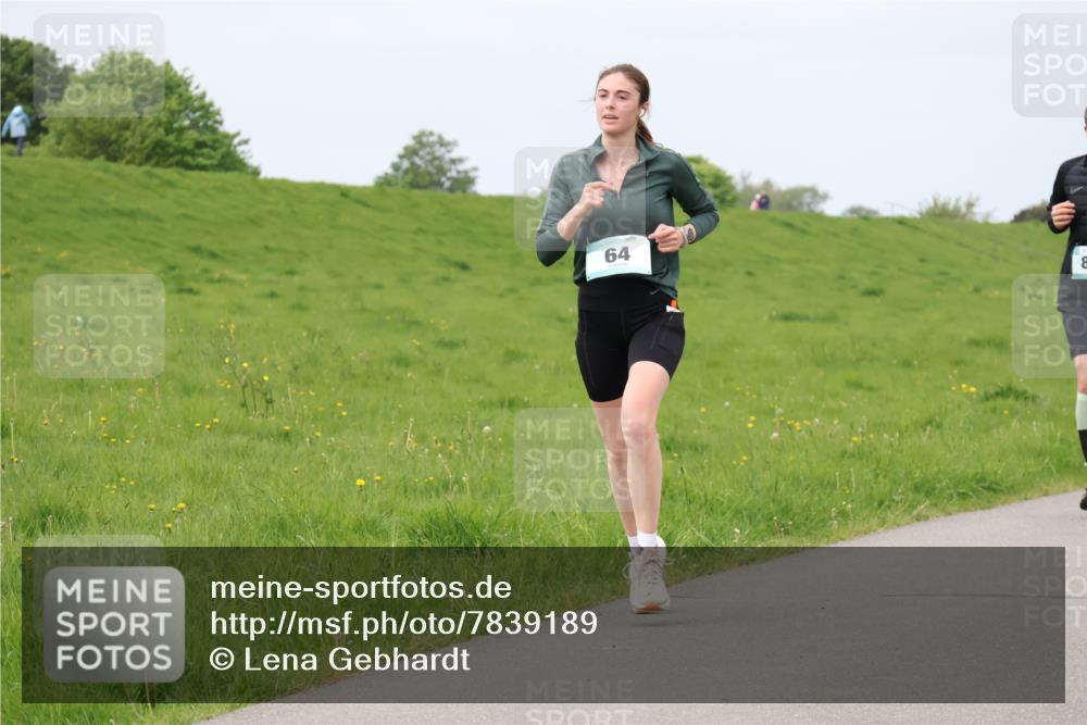 04.05.2025 - 8. Wedeler Halbmarathon Lena Gebhardt http://msf.ph/oto/7839189 04.05.2025 11:41:16 Laufen 64, 8 meine-sportfotos.de