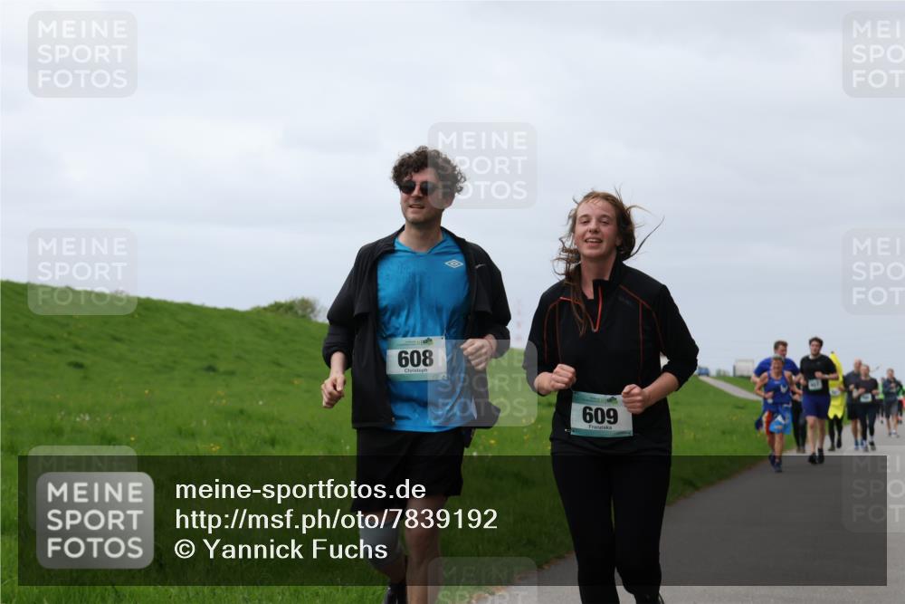 04.05.2025 - 8. Wedeler Halbmarathon Yannick Fuchs http://msf.ph/oto/7839192 04.05.2025 12:04:25 Laufen 608, 609 meine-sportfotos.de