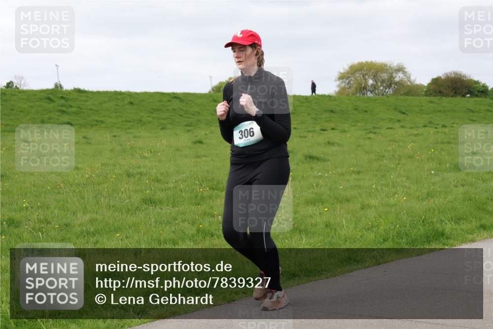 04.05.2025 - 8. Wedeler Halbmarathon Lena Gebhardt http://msf.ph/oto/7839327 04.05.2025 11:43:00 Laufen 306 meine-sportfotos.de