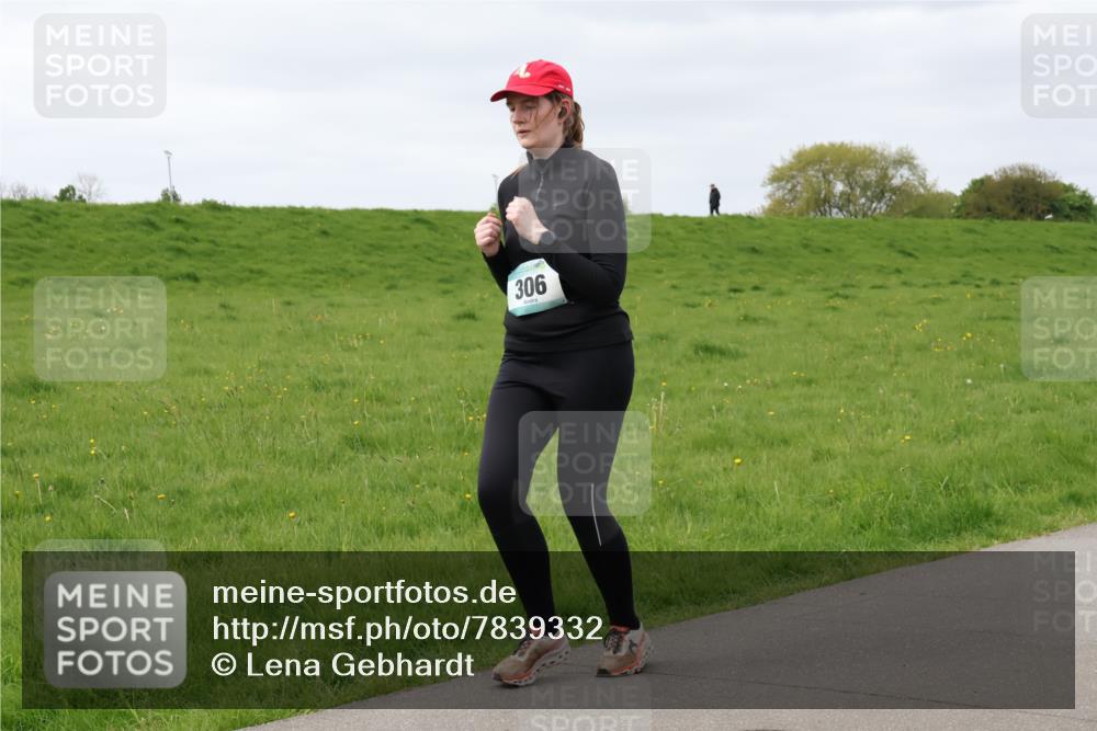 04.05.2025 - 8. Wedeler Halbmarathon Lena Gebhardt http://msf.ph/oto/7839332 04.05.2025 11:43:00 Laufen 306 meine-sportfotos.de