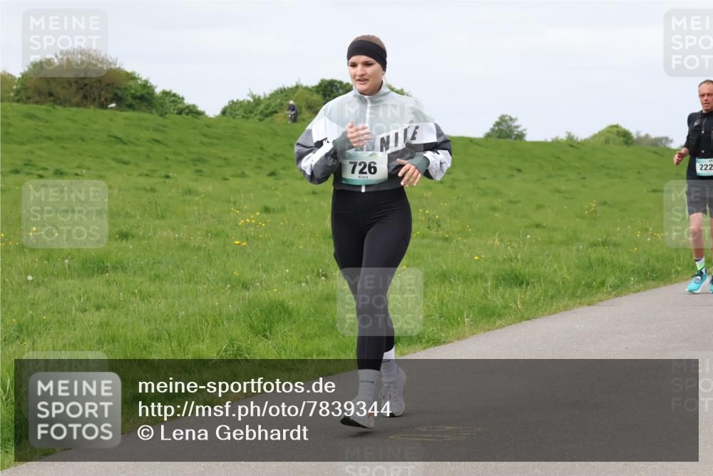 04.05.2025 - 8. Wedeler Halbmarathon Lena Gebhardt http://msf.ph/oto/7839344 04.05.2025 11:43:03 Laufen 726, 222 meine-sportfotos.de