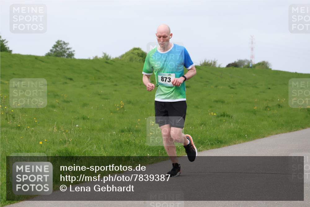 04.05.2025 - 8. Wedeler Halbmarathon Lena Gebhardt http://msf.ph/oto/7839387 04.05.2025 11:43:21 Laufen 873 meine-sportfotos.de