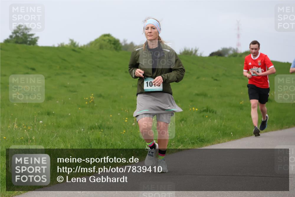 04.05.2025 - 8. Wedeler Halbmarathon Lena Gebhardt http://msf.ph/oto/7839410 04.05.2025 11:43:38 Laufen 10 meine-sportfotos.de