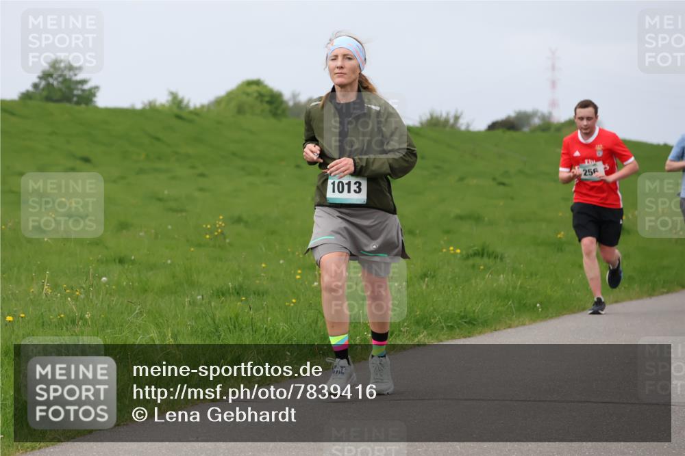 04.05.2025 - 8. Wedeler Halbmarathon Lena Gebhardt http://msf.ph/oto/7839416 04.05.2025 11:43:38 Laufen 1013, 256 meine-sportfotos.de
