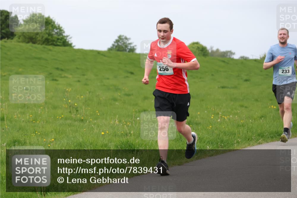 04.05.2025 - 8. Wedeler Halbmarathon Lena Gebhardt http://msf.ph/oto/7839431 04.05.2025 11:43:43 Laufen 256, 233 meine-sportfotos.de
