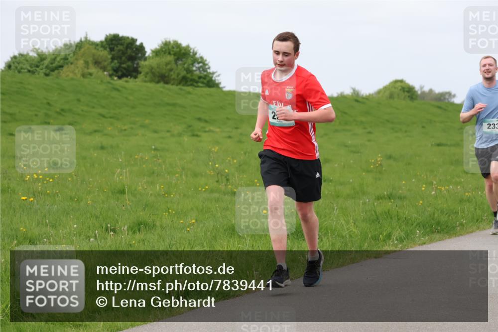 04.05.2025 - 8. Wedeler Halbmarathon Lena Gebhardt http://msf.ph/oto/7839441 04.05.2025 11:43:43 Laufen 233 meine-sportfotos.de
