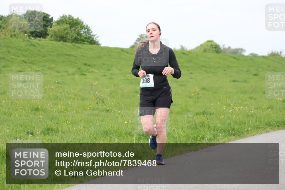04.05.2025 - 8. Wedeler Halbmarathon Lena Gebhardt http://msf.ph/oto/7839468 04.05.2025 11:43:47 Laufen 398 meine-sportfotos.de