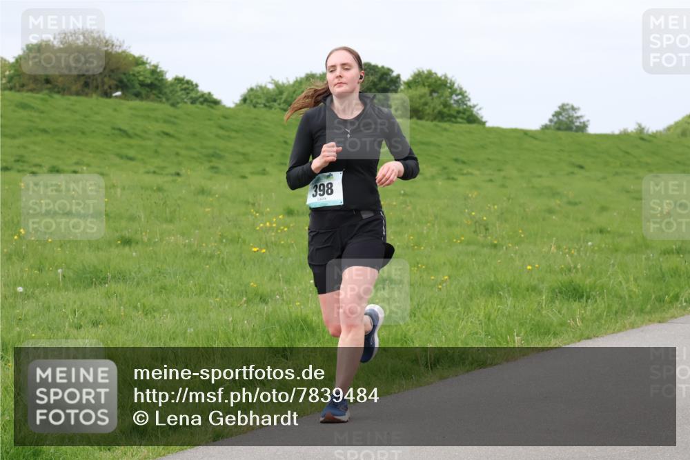 04.05.2025 - 8. Wedeler Halbmarathon Lena Gebhardt http://msf.ph/oto/7839484 04.05.2025 11:43:48 Laufen 398 meine-sportfotos.de