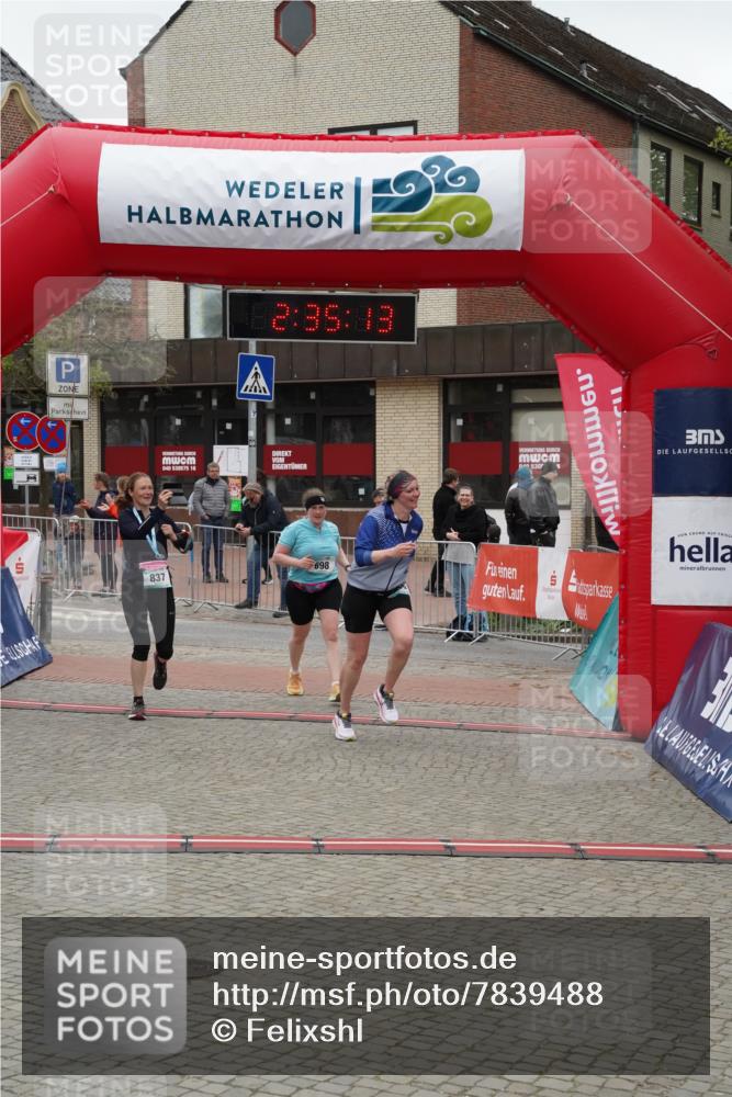 04.05.2025 - 8. Wedeler Halbmarathon Felixshl http://msf.ph/oto/7839488 04.05.2025 12:35:10 Ziel 698, 856 meine-sportfotos.de