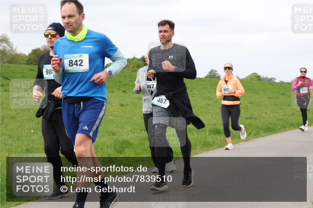 04.05.2025 - 8. Wedeler Halbmarathon Lena Gebhardt http://msf.ph/oto/7839510 04.05.2025 11:43:58 Laufen 98, 842, 987, 467, 55, 317 meine-sportfotos.de