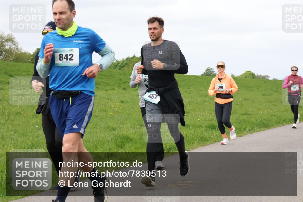 04.05.2025 - 8. Wedeler Halbmarathon Lena Gebhardt http://msf.ph/oto/7839513 04.05.2025 11:43:58 Laufen 842, 98, 467, 09, 59, 317 meine-sportfotos.de