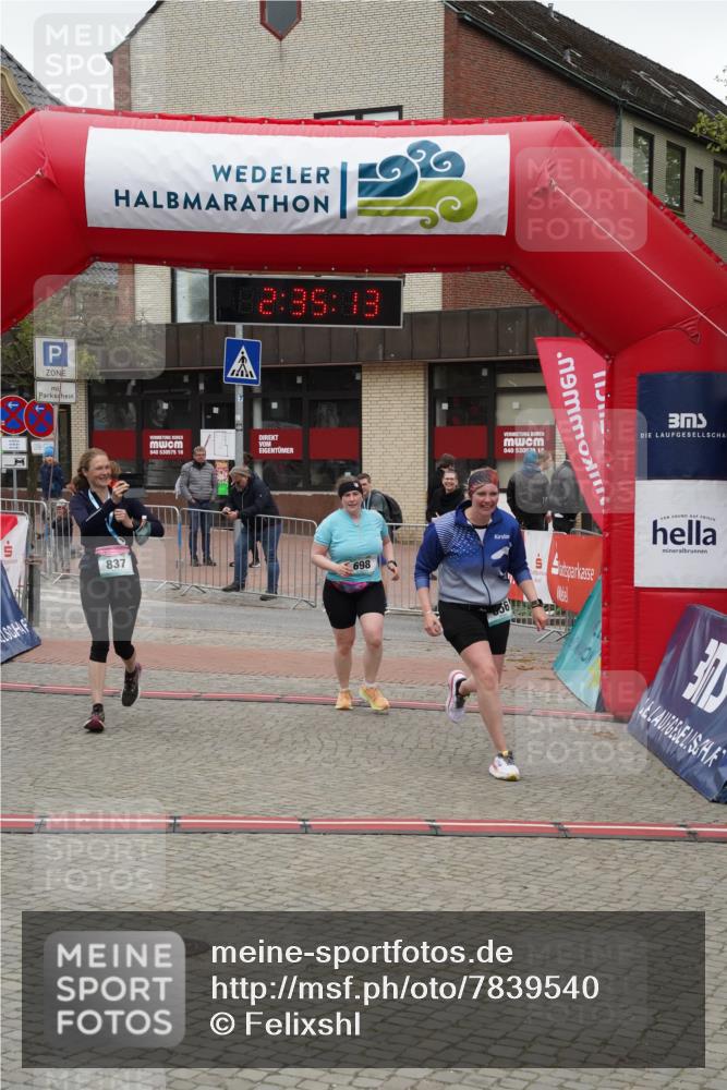 04.05.2025 - 8. Wedeler Halbmarathon Felixshl http://msf.ph/oto/7839540 04.05.2025 12:35:11 Ziel 698, 856 meine-sportfotos.de