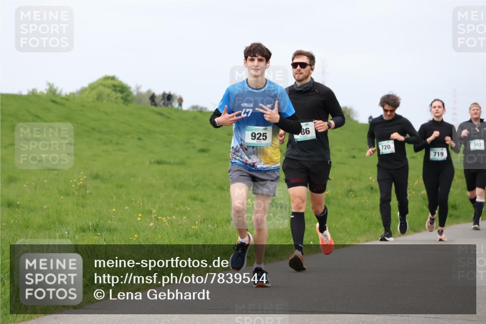 04.05.2025 - 8. Wedeler Halbmarathon Lena Gebhardt http://msf.ph/oto/7839544 04.05.2025 11:44:11 Laufen 47, 925, 86, 720, 719, 343 meine-sportfotos.de
