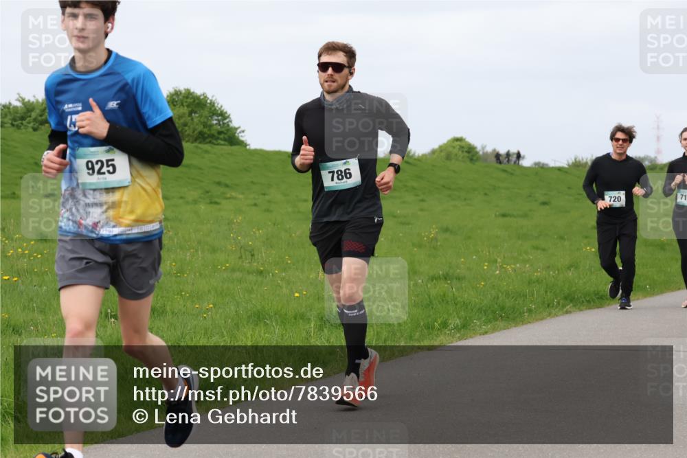 04.05.2025 - 8. Wedeler Halbmarathon Lena Gebhardt http://msf.ph/oto/7839566 04.05.2025 11:44:14 Laufen 925, 786, 720, 71 meine-sportfotos.de