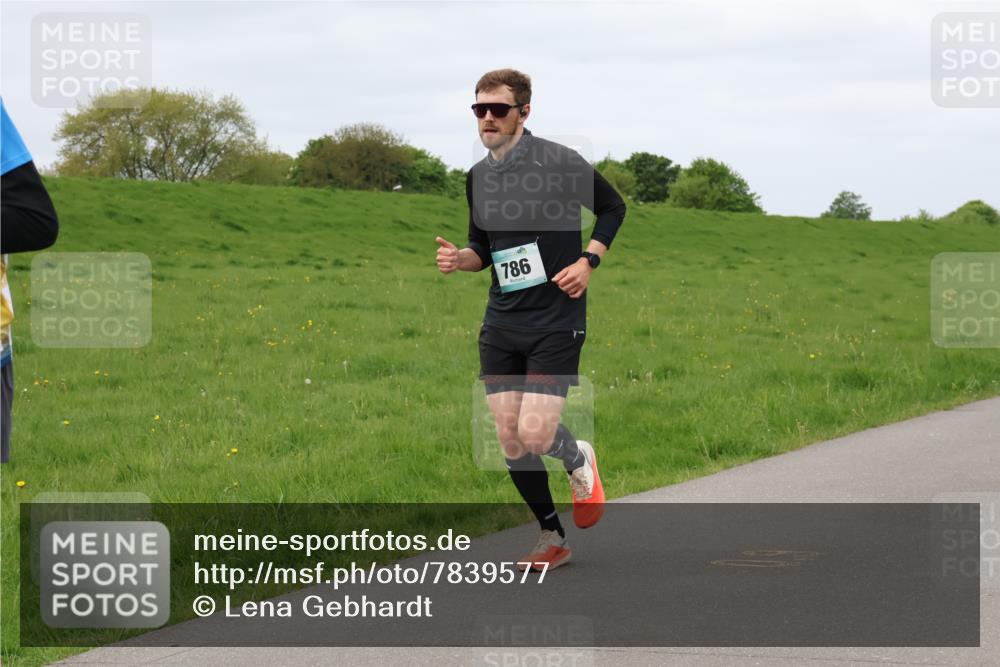 04.05.2025 - 8. Wedeler Halbmarathon Lena Gebhardt http://msf.ph/oto/7839577 04.05.2025 11:44:15 Laufen 786 meine-sportfotos.de