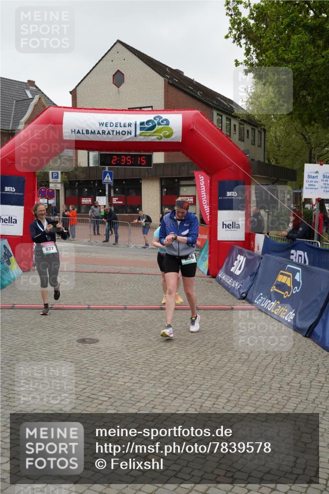 04.05.2025 - 8. Wedeler Halbmarathon Felixshl http://msf.ph/oto/7839578 04.05.2025 12:35:12 Ziel 698, 856 meine-sportfotos.de