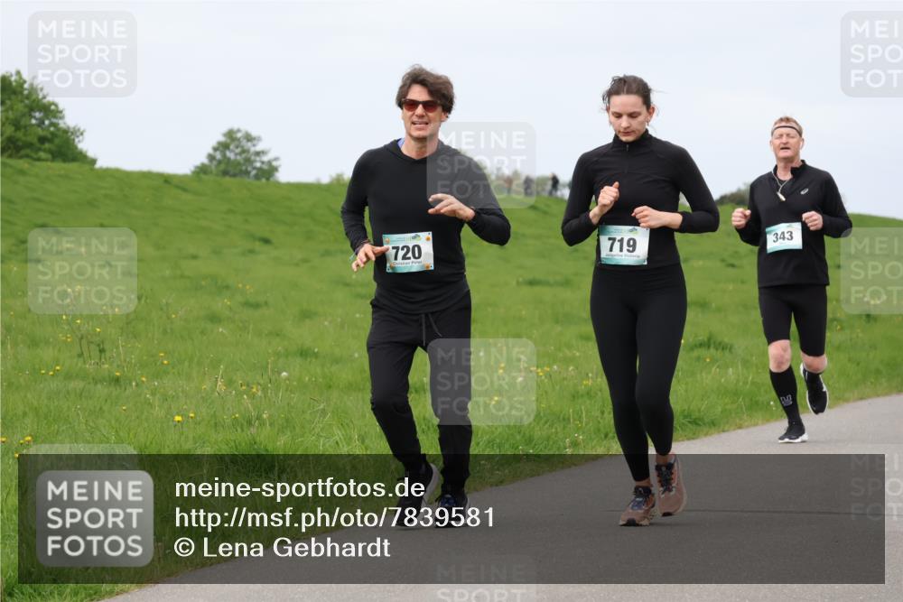 04.05.2025 - 8. Wedeler Halbmarathon Lena Gebhardt http://msf.ph/oto/7839581 04.05.2025 11:44:17 Laufen 720, 719, 343 meine-sportfotos.de