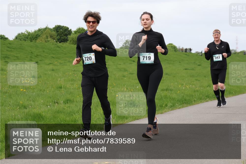 04.05.2025 - 8. Wedeler Halbmarathon Lena Gebhardt http://msf.ph/oto/7839589 04.05.2025 11:44:18 Laufen 720, 719, 343 meine-sportfotos.de