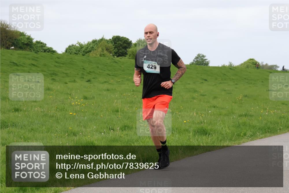 04.05.2025 - 8. Wedeler Halbmarathon Lena Gebhardt http://msf.ph/oto/7839625 04.05.2025 11:44:29 Laufen 429 meine-sportfotos.de