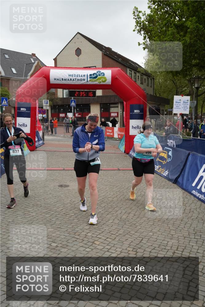 04.05.2025 - 8. Wedeler Halbmarathon Felixshl http://msf.ph/oto/7839641 04.05.2025 12:35:14 Ziel 698, 856 meine-sportfotos.de