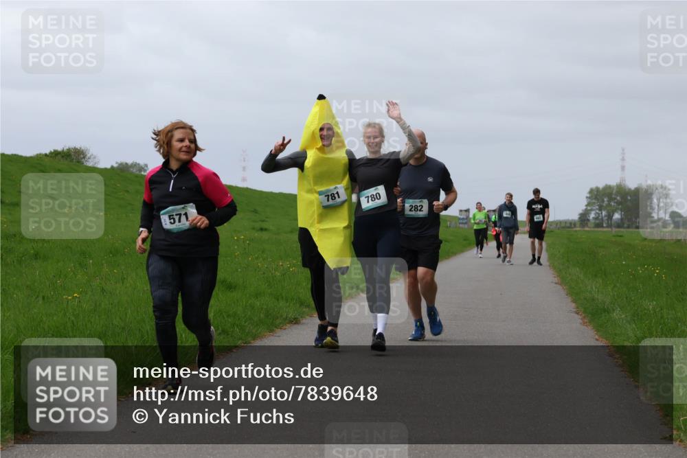 04.05.2025 - 8. Wedeler Halbmarathon Yannick Fuchs http://msf.ph/oto/7839648 04.05.2025 12:04:40 Laufen 571, 781, 780, 282, 1005 meine-sportfotos.de