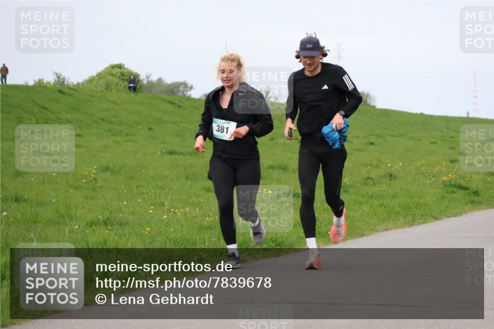 04.05.2025 - 8. Wedeler Halbmarathon Lena Gebhardt http://msf.ph/oto/7839678 04.05.2025 11:45:01 Laufen 381 meine-sportfotos.de