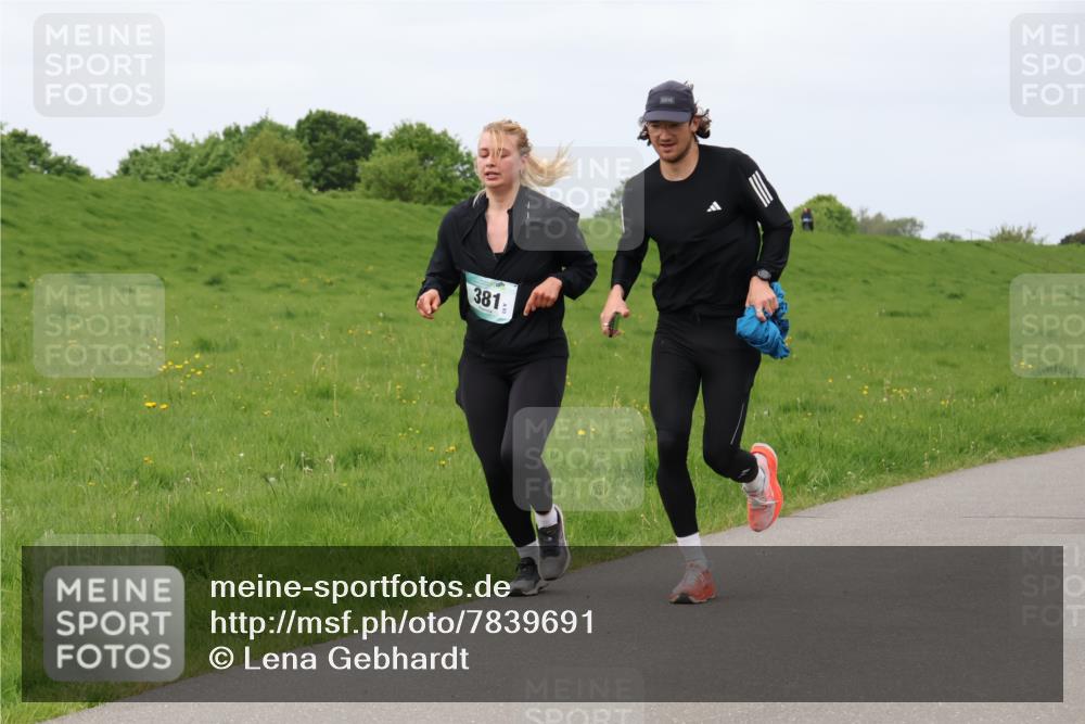 04.05.2025 - 8. Wedeler Halbmarathon Lena Gebhardt http://msf.ph/oto/7839691 04.05.2025 11:45:04 Laufen 381 meine-sportfotos.de