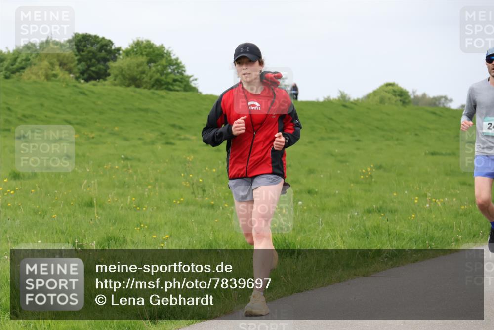 04.05.2025 - 8. Wedeler Halbmarathon Lena Gebhardt http://msf.ph/oto/7839697 04.05.2025 11:45:13 Laufen 24 meine-sportfotos.de