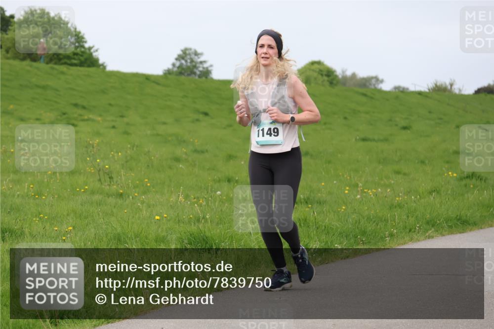 04.05.2025 - 8. Wedeler Halbmarathon Lena Gebhardt http://msf.ph/oto/7839750 04.05.2025 11:45:33 Laufen 1149 meine-sportfotos.de