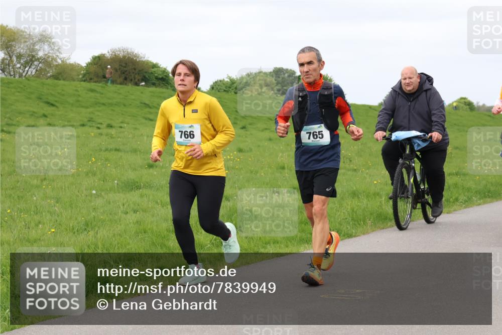 04.05.2025 - 8. Wedeler Halbmarathon Lena Gebhardt http://msf.ph/oto/7839949 04.05.2025 11:46:11 Laufen 766, 765 meine-sportfotos.de