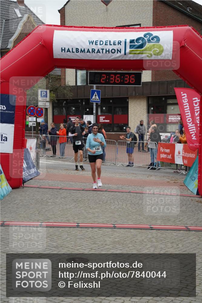 04.05.2025 - 8. Wedeler Halbmarathon Felixshl http://msf.ph/oto/7840044 04.05.2025 12:36:33 Ziel 144, 145 meine-sportfotos.de