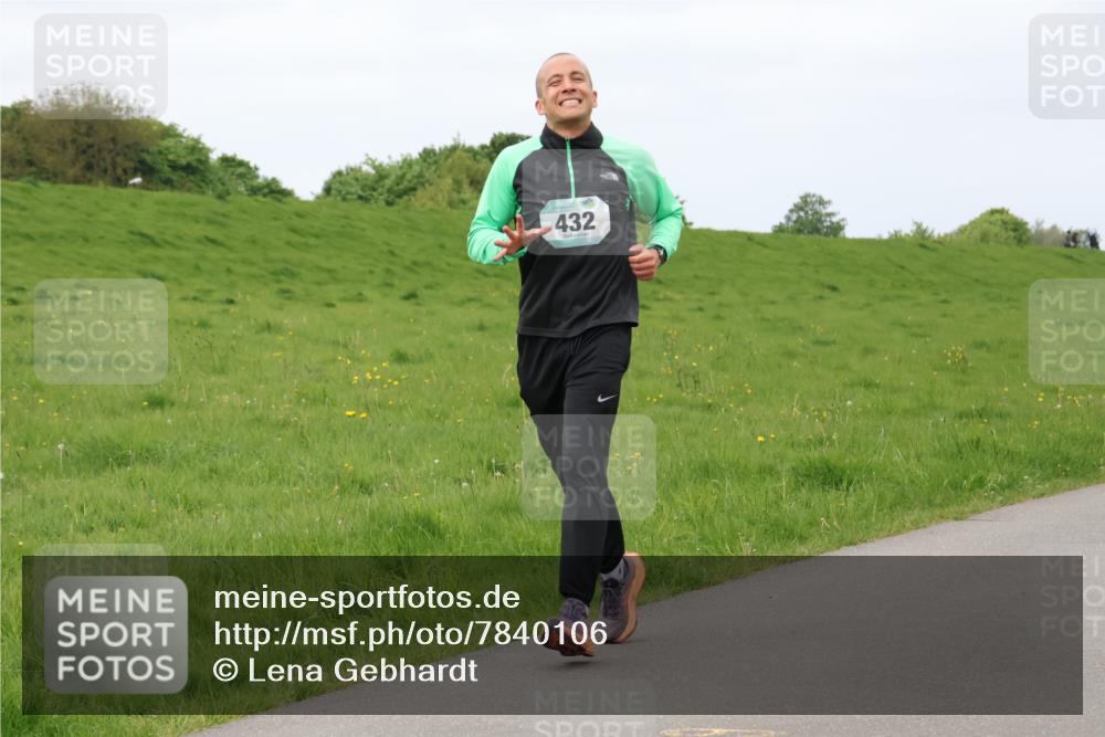 04.05.2025 - 8. Wedeler Halbmarathon Lena Gebhardt http://msf.ph/oto/7840106 04.05.2025 11:46:47 Laufen 432 meine-sportfotos.de