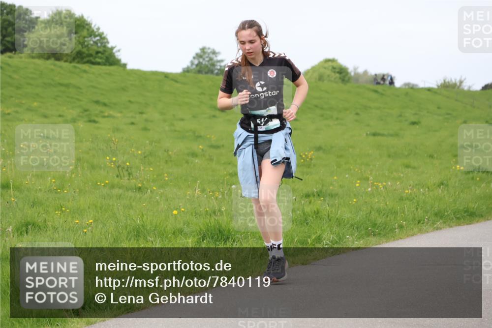 04.05.2025 - 8. Wedeler Halbmarathon Lena Gebhardt http://msf.ph/oto/7840119 04.05.2025 11:46:55 Laufen  meine-sportfotos.de