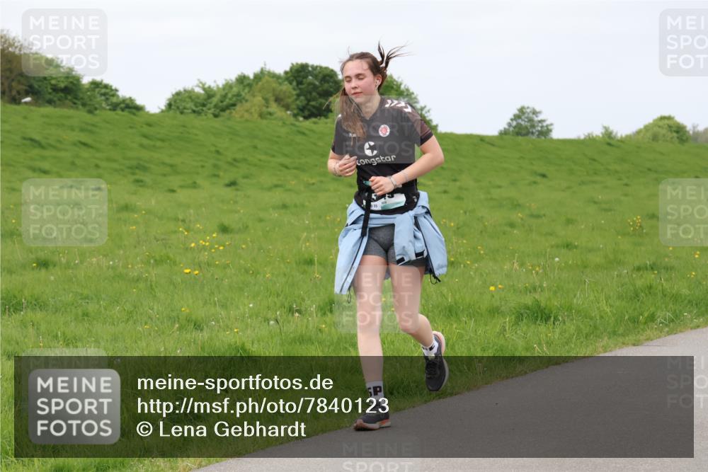 04.05.2025 - 8. Wedeler Halbmarathon Lena Gebhardt http://msf.ph/oto/7840123 04.05.2025 11:46:56 Laufen  meine-sportfotos.de
