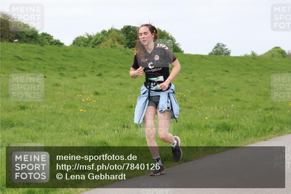 04.05.2025 - 8. Wedeler Halbmarathon Lena Gebhardt http://msf.ph/oto/7840126 04.05.2025 11:46:57 Laufen  meine-sportfotos.de
