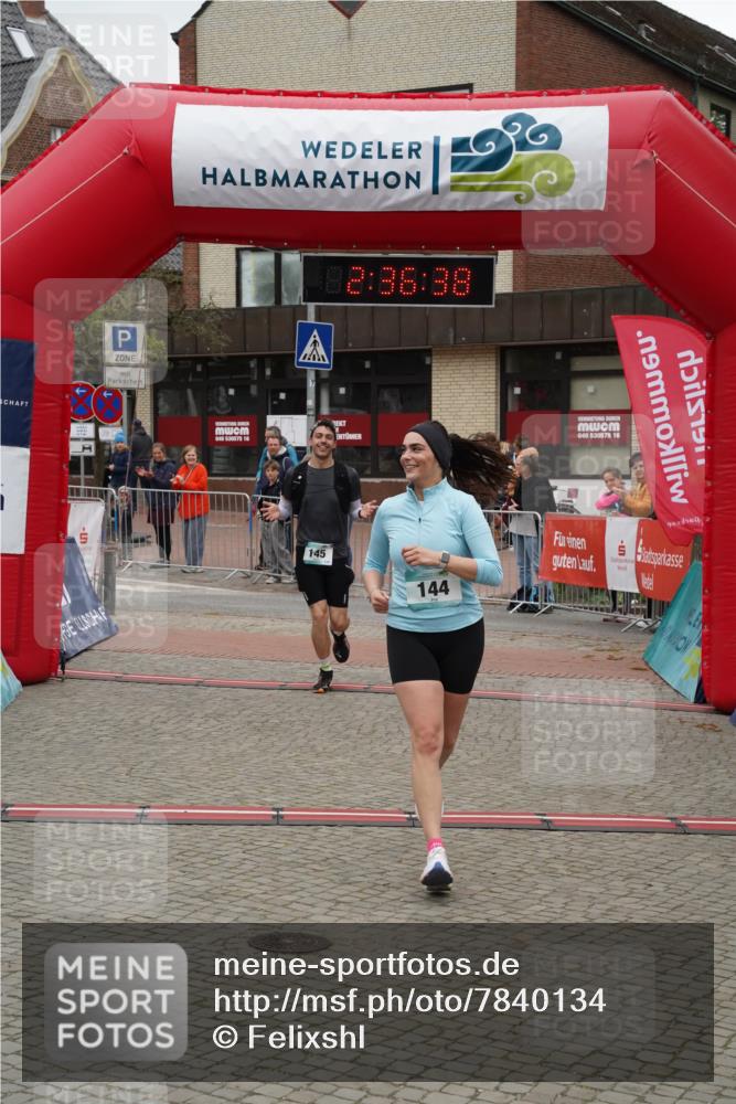 04.05.2025 - 8. Wedeler Halbmarathon Felixshl http://msf.ph/oto/7840134 04.05.2025 12:36:36 Ziel 144, 145 meine-sportfotos.de