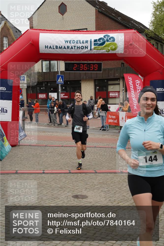04.05.2025 - 8. Wedeler Halbmarathon Felixshl http://msf.ph/oto/7840164 04.05.2025 12:36:37 Ziel 144, 145 meine-sportfotos.de