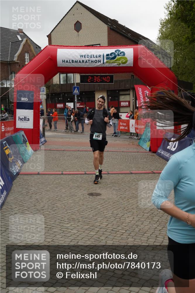 04.05.2025 - 8. Wedeler Halbmarathon Felixshl http://msf.ph/oto/7840173 04.05.2025 12:36:38 Ziel 144, 145 meine-sportfotos.de