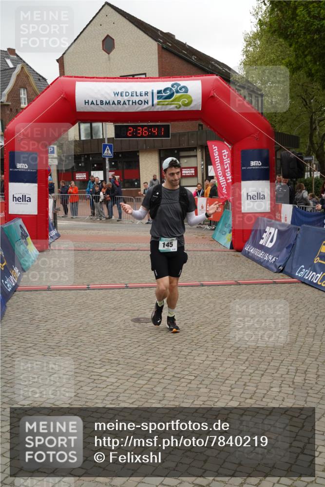 04.05.2025 - 8. Wedeler Halbmarathon Felixshl http://msf.ph/oto/7840219 04.05.2025 12:36:38 Ziel 144, 145 meine-sportfotos.de