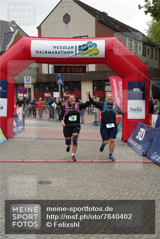 04.05.2025 - 8. Wedeler Halbmarathon Felixshl http://msf.ph/oto/7840402 04.05.2025 12:36:59 Ziel 75, 76 meine-sportfotos.de