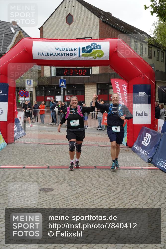 04.05.2025 - 8. Wedeler Halbmarathon Felixshl http://msf.ph/oto/7840412 04.05.2025 12:37:00 Ziel 75, 76, 499, 500 meine-sportfotos.de